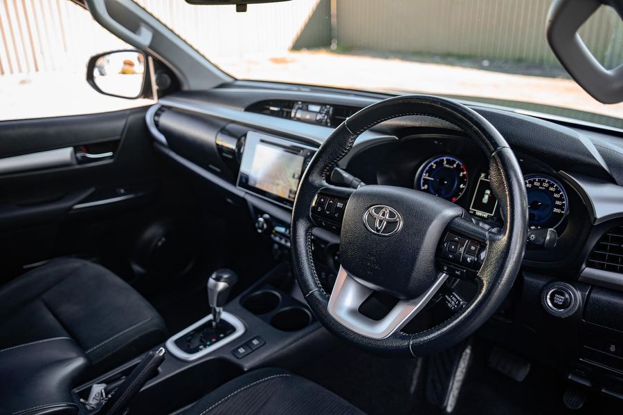 2020 Toyota Hilux SR5 Auto 4x4 Double Cab Photo 16